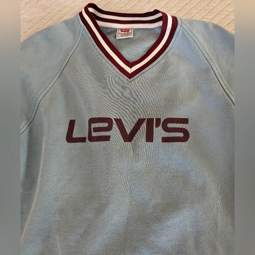 Vintage 1990s Levis Varsity Style Logo Sweatshirt Light Blue & Burgundy oversize - Picture 3 of 12